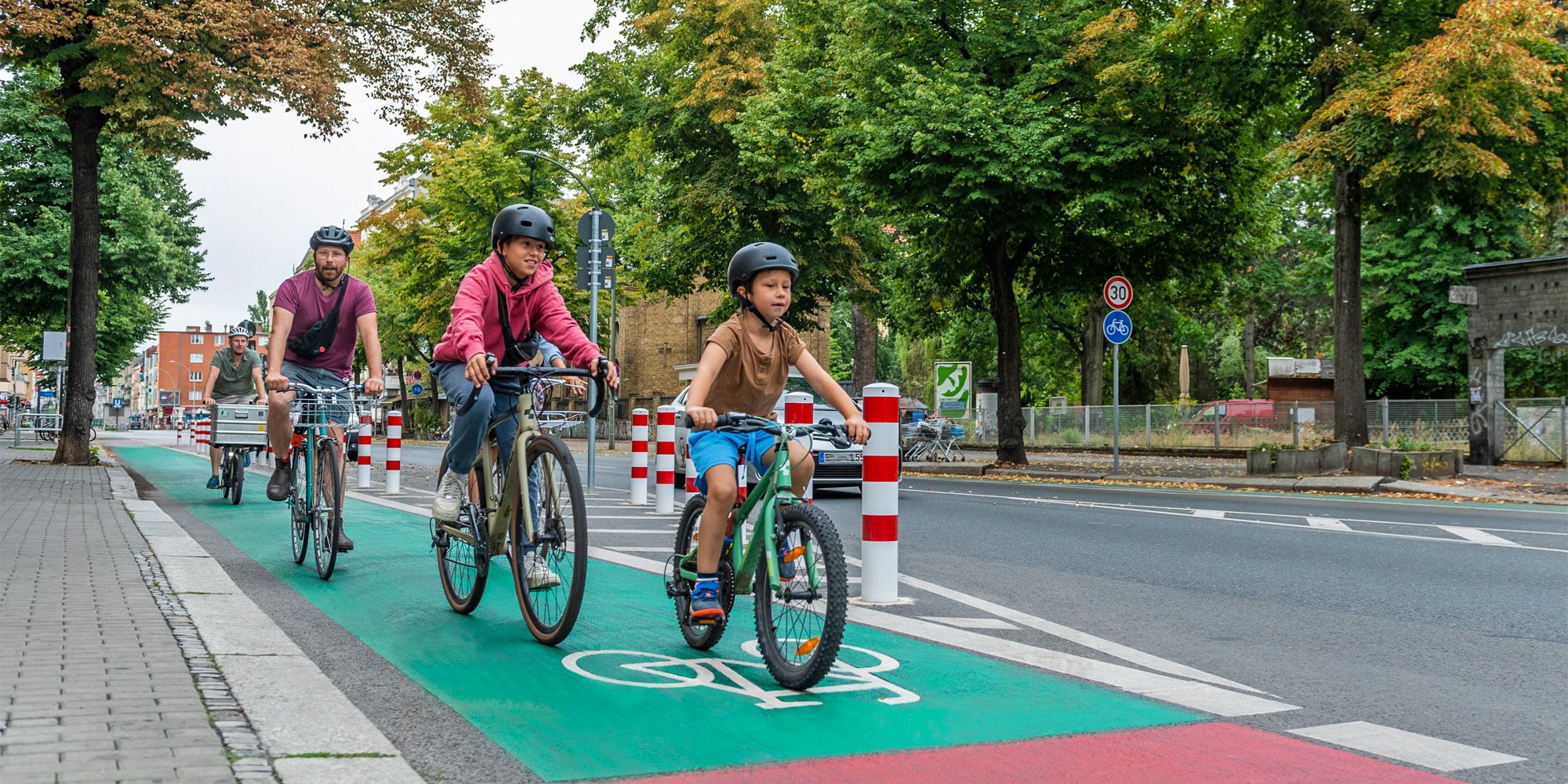 Đường phố tại Berlin thể hiện không gian cho xe đạp và ô tô