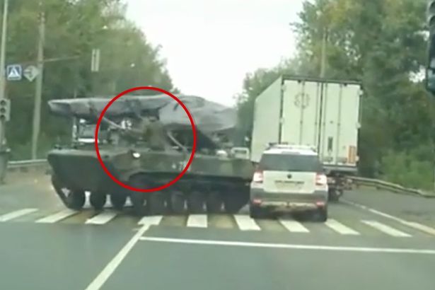 Xe tăng đâm ô tô: Lính Nga vẫy tay xin lỗi sau va chạm