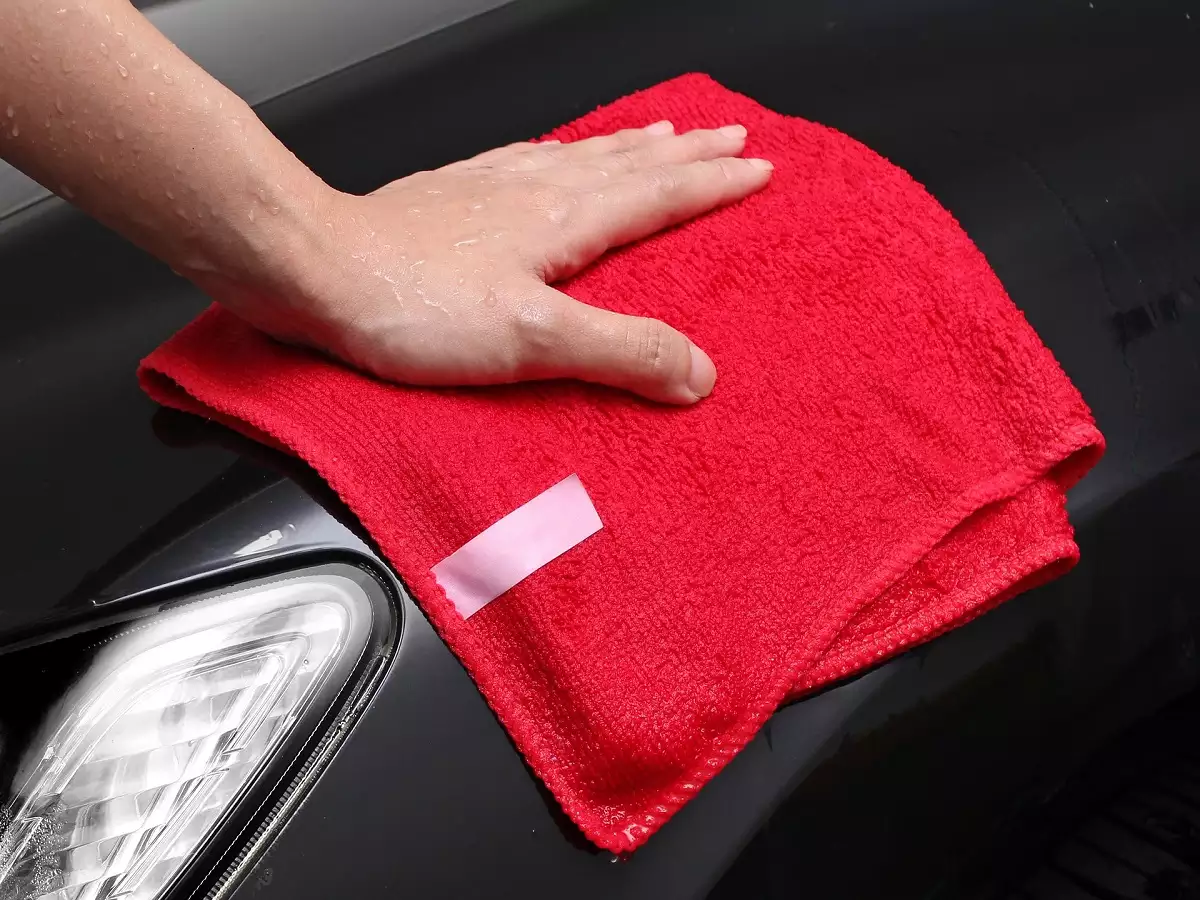 Kiểm tra vết xước sau khi đánh cana đánh bóng xe ô tô