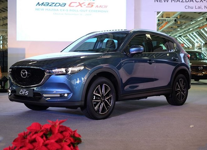 Hình ảnh góc ¾ phía trước của Mazda CX-5 đời cũ hơn, liên quan đến giá xe