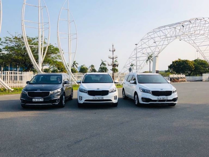 Gia đình di chuyển thoải mái bằng xe ô tô ở Sapa