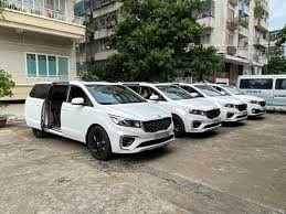 Dàn xe đưa đón công nhân viên, minh họa dịch vụ thuê xe ô tô dài hạn cho doanh nghiệp