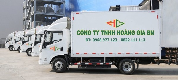 Xe đầu kéo container trên đường, thể hiện năng lực vận tải cho thuê xe ô tô 3 tháng theo hợp đồng