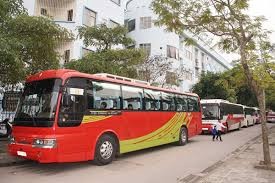 Xe du lịch và xe đưa đón tại bãi đỗ, sẵn sàng phục vụ nhu cầu thuê xe ô tô 3 tháng