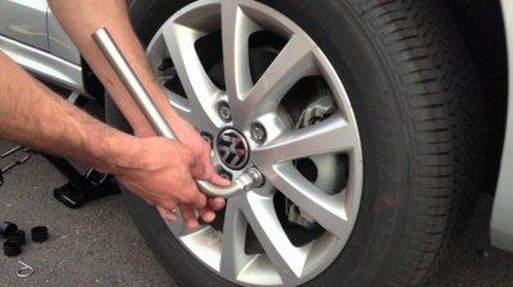 Siết ốc bánh xe theo đường chéo khi thay lốp xe ô tô
