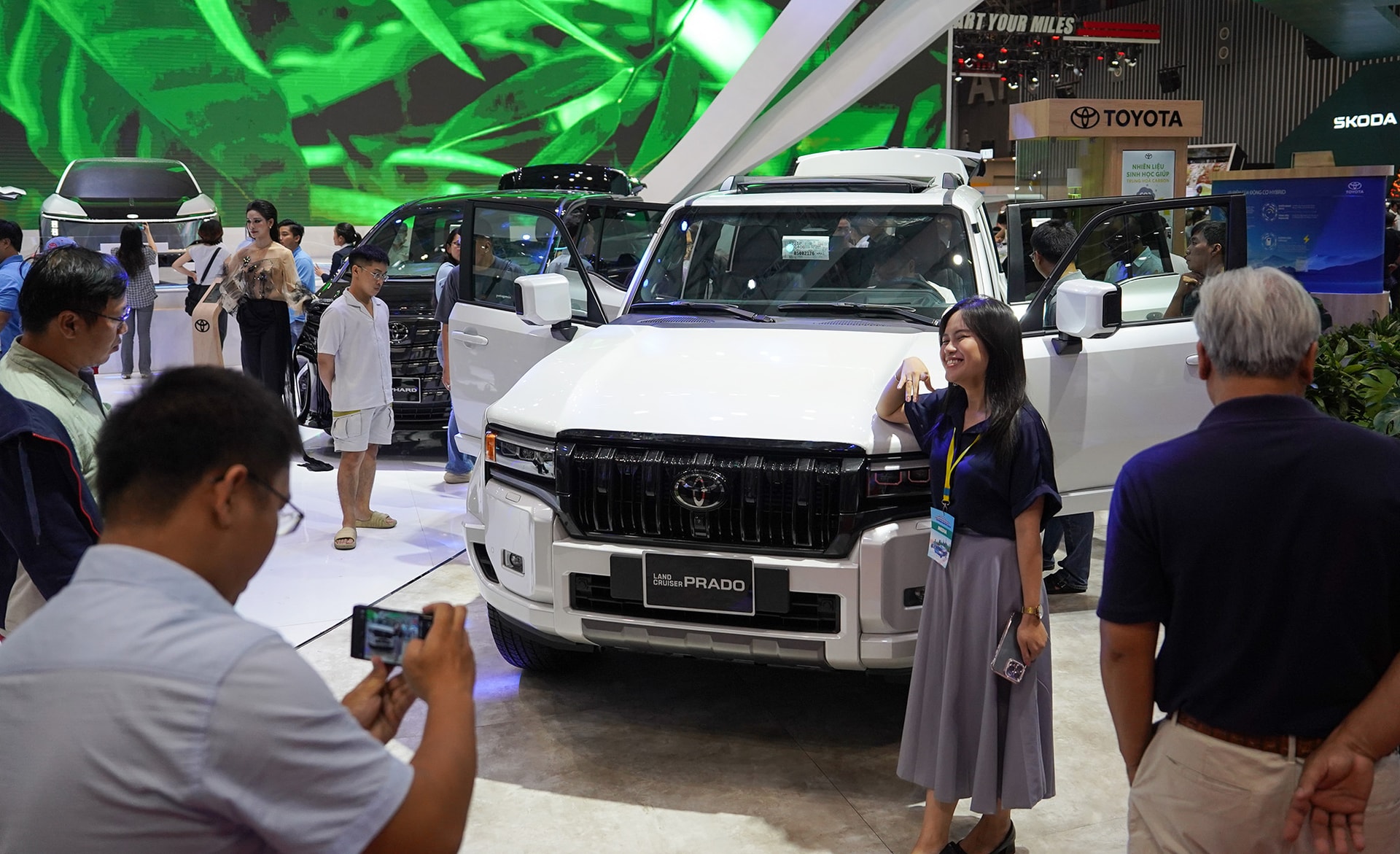 Mẫu xe đắt tiền trưng bày tại Triển lãm Ô tô và Xe máy Việt Nam 2024