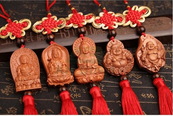 Tượng gỗ treo xe ô tô: Biểu tượng bình an trên mọi nẻo đường