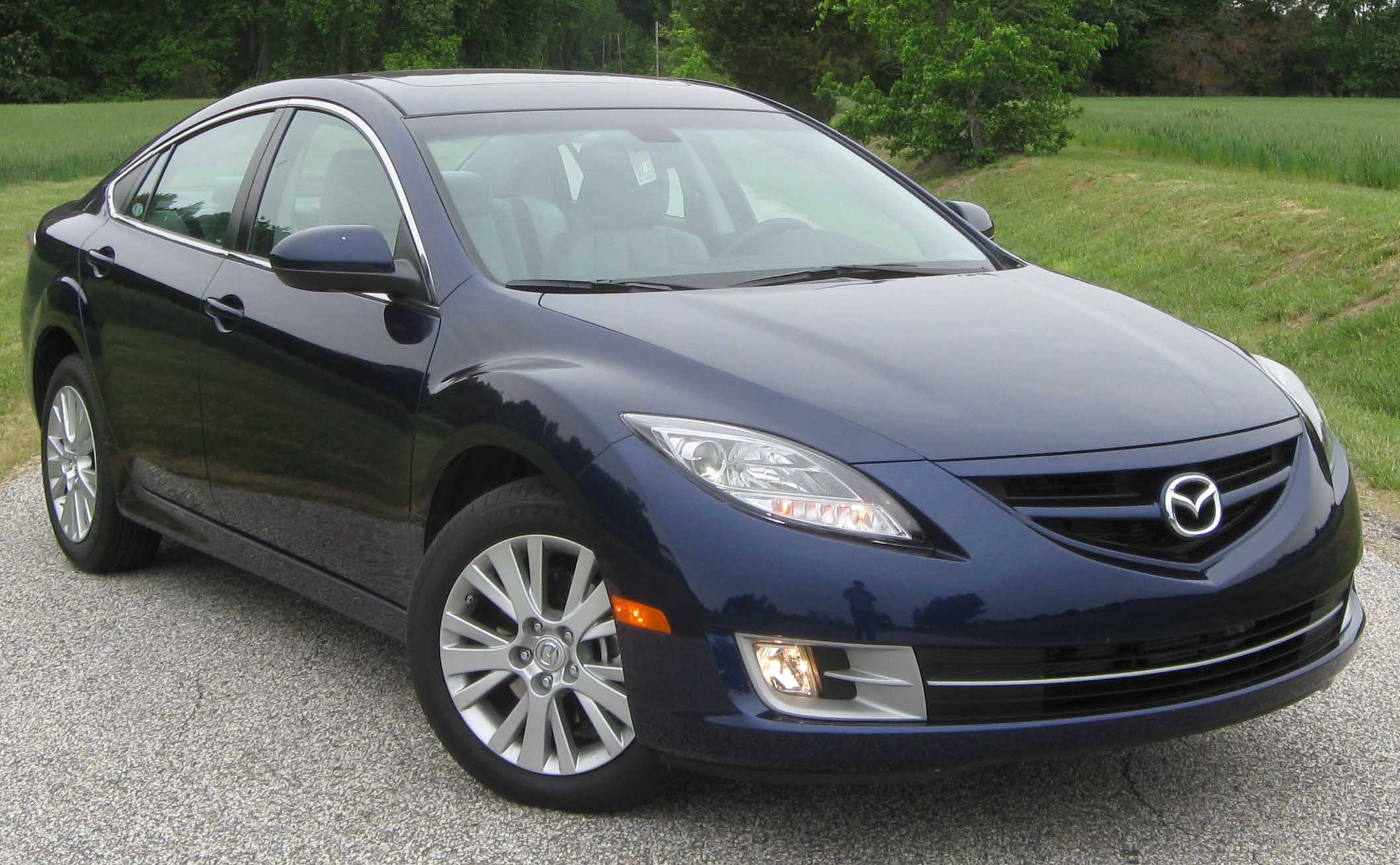 Một chiếc Mazda6 màu đen đời 2010 đang đỗ, nổi bật với thiết kế mượt mà, lịch lãm và trẻ trung, là mẫu xe ô tô cho sinh viên đáng cân nhắc