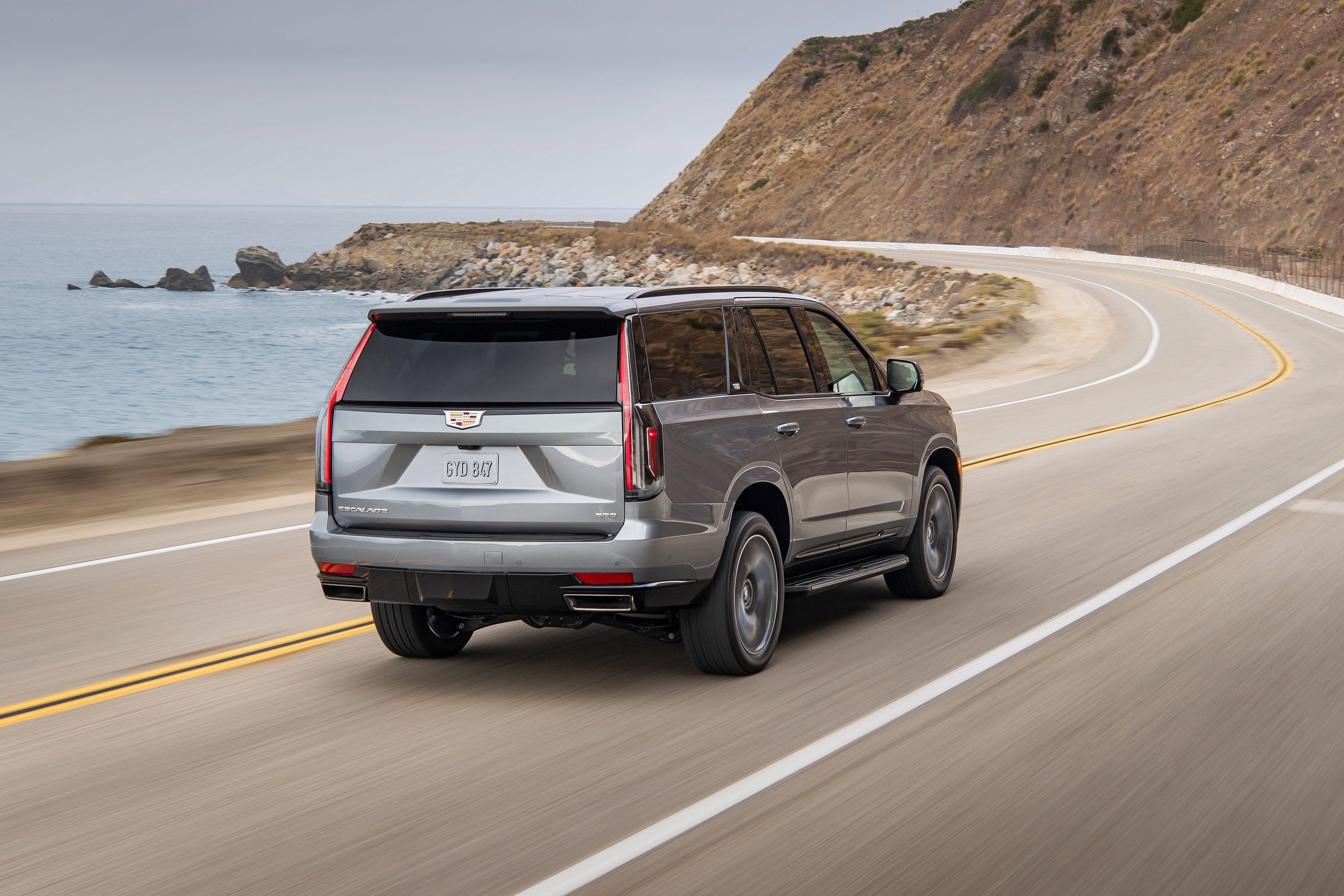 Phiên bản Cadillac Escalade Sport 2022 từ phía sau