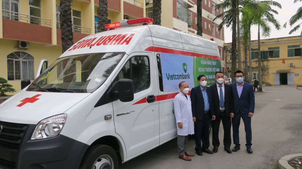 Lễ trao tặng viện trợ xe ô tô cứu thương từ Vietcombank cho Bệnh viện Kiến An