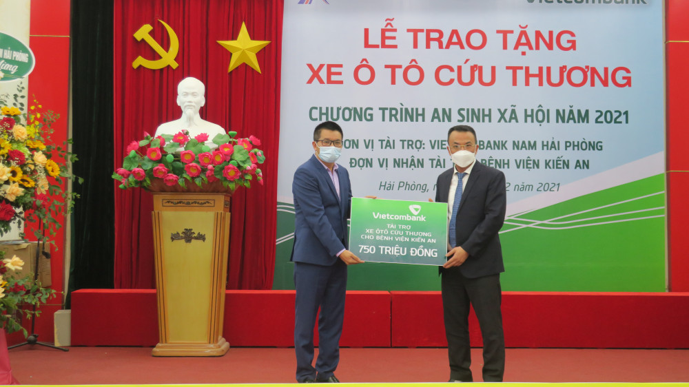 Chiếc xe cứu thương chuyên dụng GAZ được Vietcombank tài trợ cho Bệnh viện Kiến An