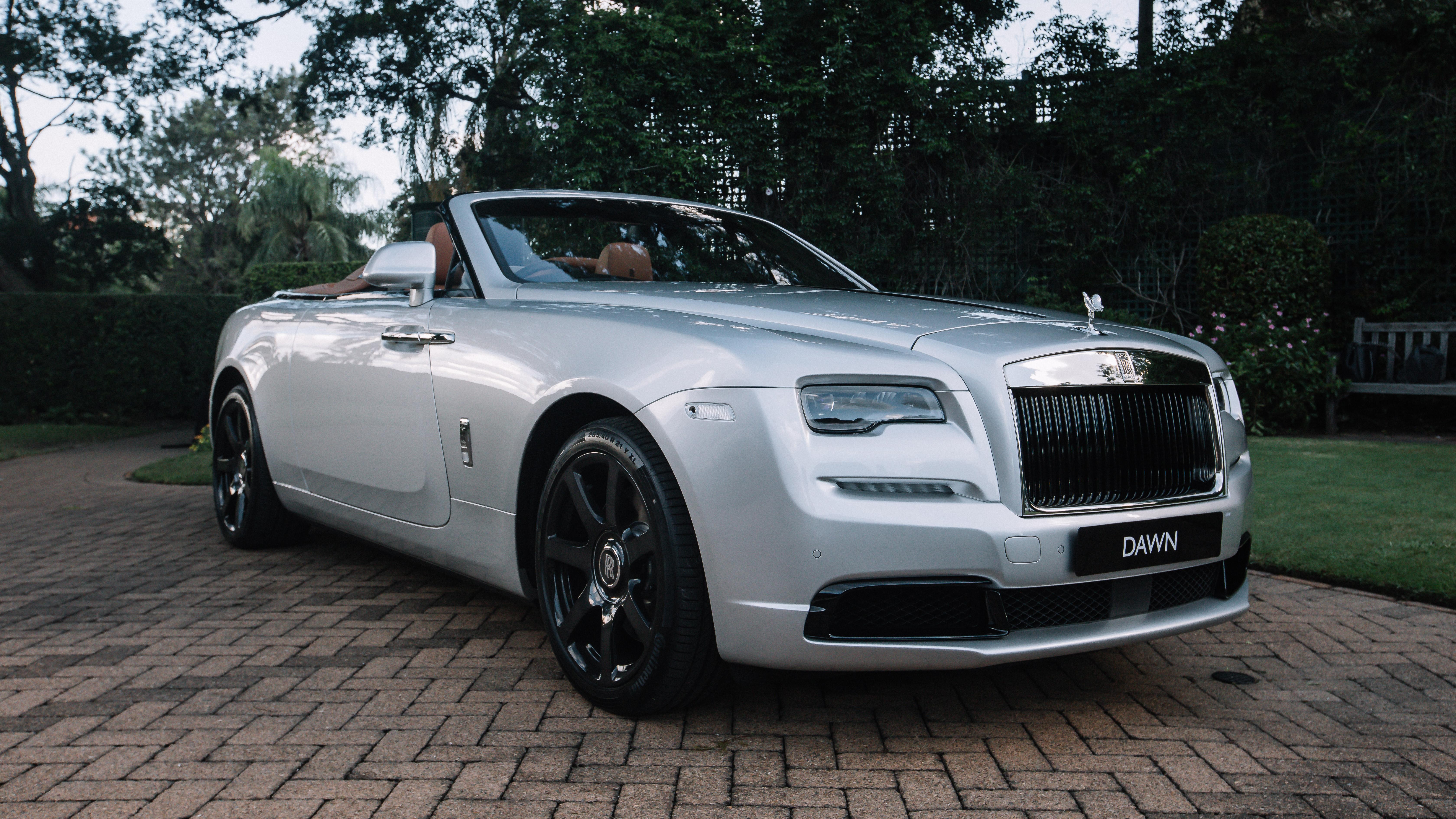 Xe mui trần siêu sang Rolls-Royce Dawn Silver Bullet màu bạc