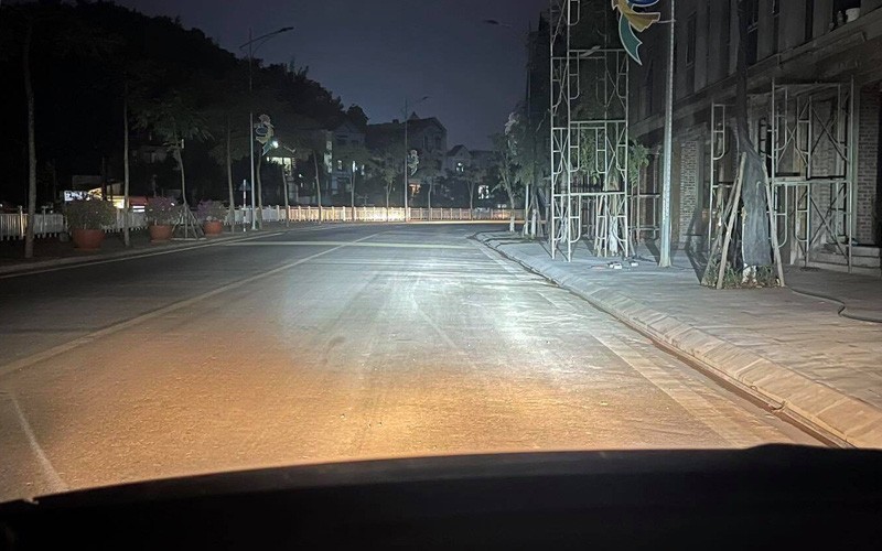 Cận cảnh hệ thống tản nhiệt và quạt của đèn LED A65 Ultra