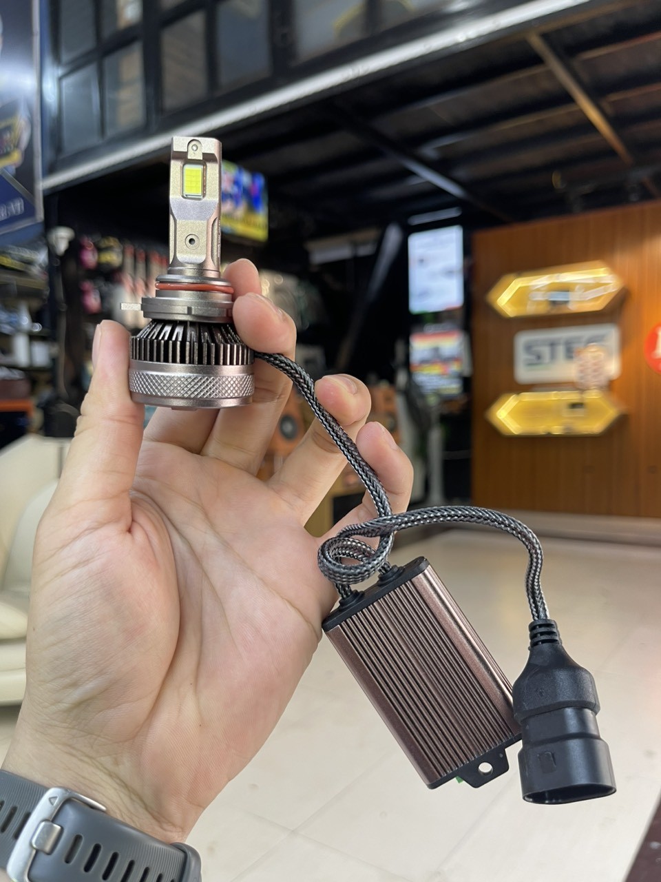 Đèn LED A65 Ultra với quạt tản nhiệt lớn đảm bảo hoạt động ổn định