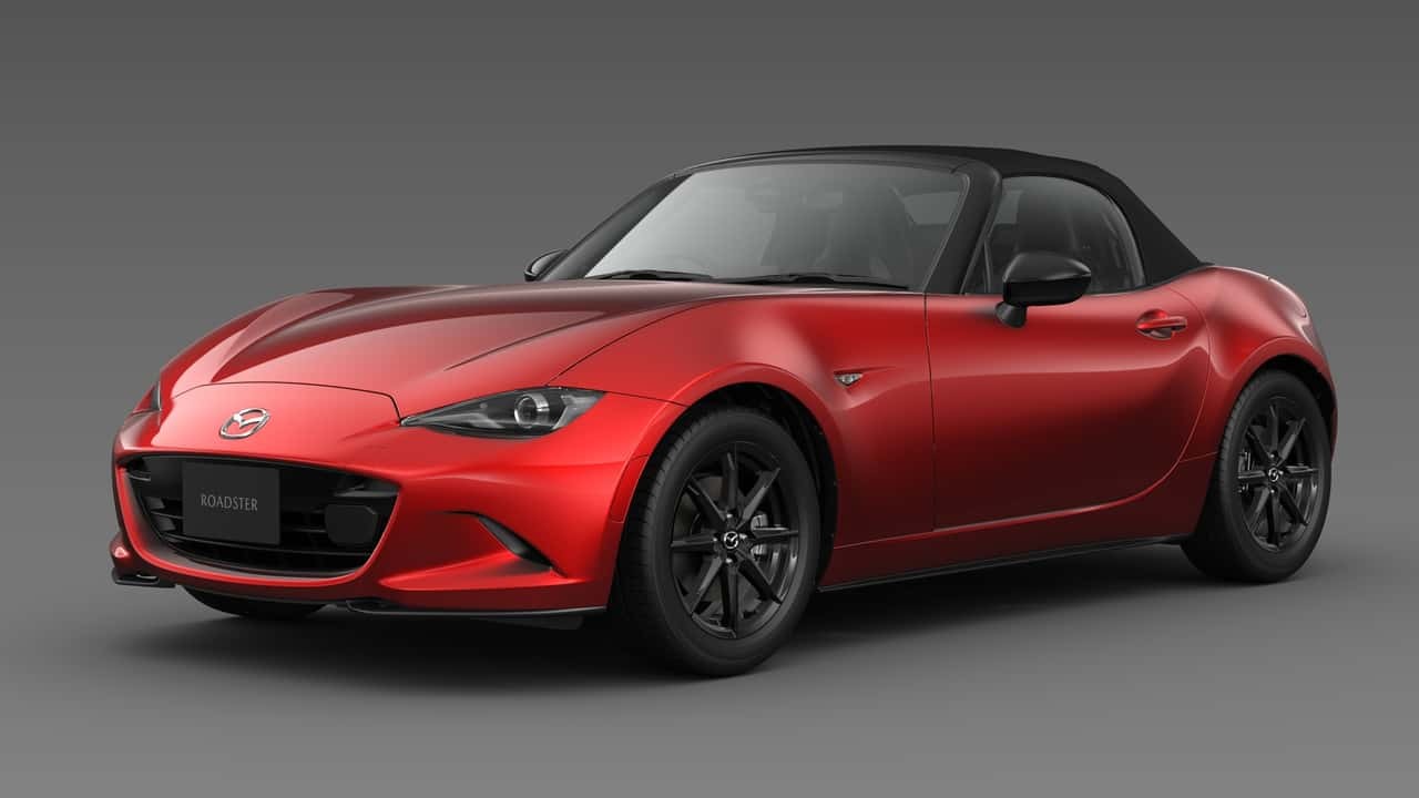 Xe mui trần Mazda MX-5 Miata màu đỏ, một mẫu xe 2 chỗ nhỏ gọn