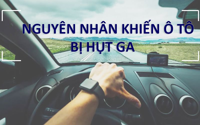 Người đàn ông đang kiểm tra động cơ xe ô tô để tìm nguyên nhân hụt ga, đạp ga không lên