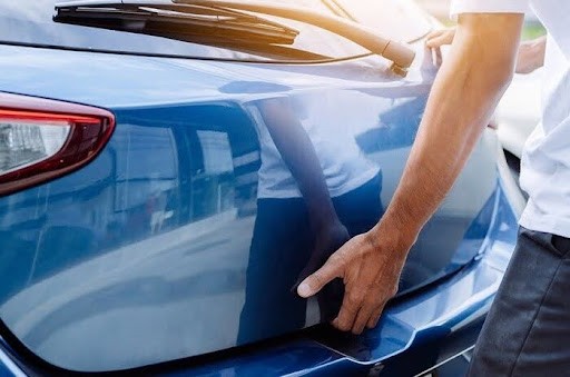 Mở cửa xe ô tô nhỏ qua cốp sau trong trường hợp khẩn cấp