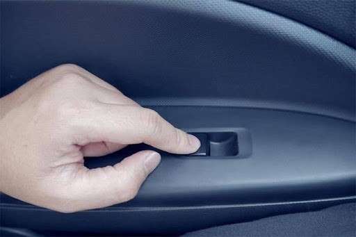 Nút khóa an toàn và cách mở cửa xe ô tô nhỏ bị khóa bên trong