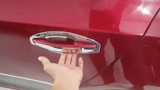 Kỹ thuật mở khóa cửa xe ô tô nhỏ khóa tay từ bên ngoài