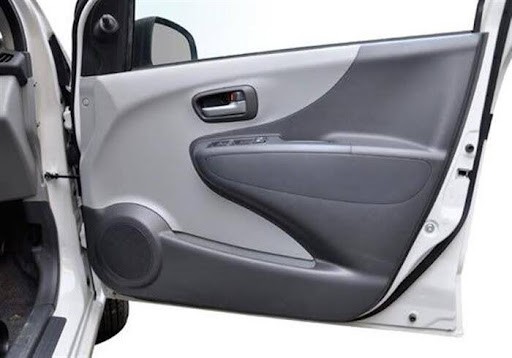 Cách mở cửa xe ô tô nhỏ không chốt an toàn