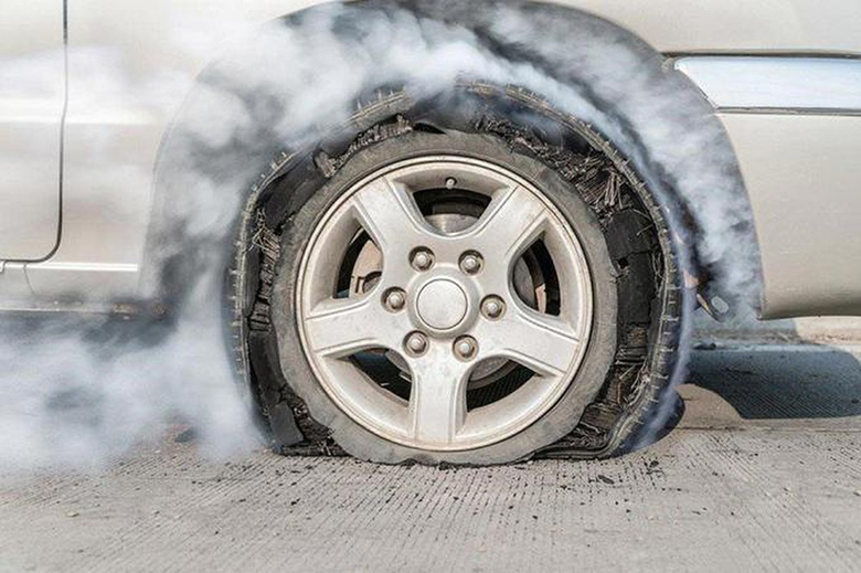 Xe Ô Tô Bị Nổ Lốp: Nguyên Nhân và Cách Phòng Tránh