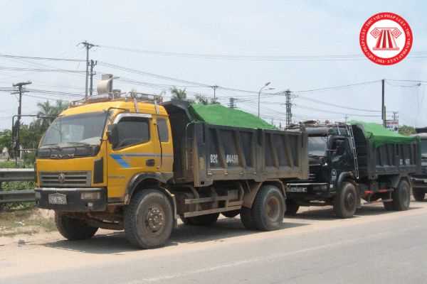 Hình ảnh xe ô tô chở cát bị đổ cát ra đường