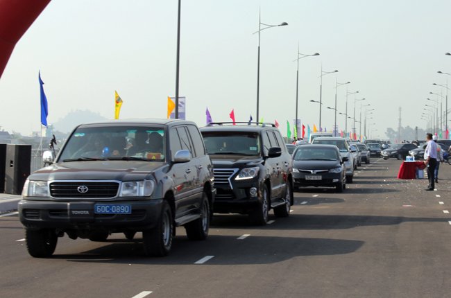 Xe ô tô tay lái nghịch: Tổng quan và Quy định tại Việt Nam