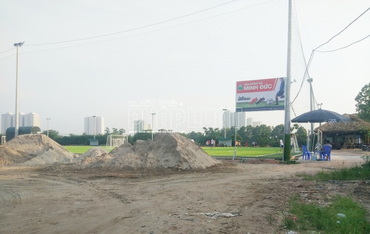 Sân bóng và công trình xây dựng trên đất nông nghiệp, nơi có dự án chợ xe ô tô Hà Nội