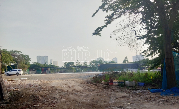 Công trường đang xây dựng chợ xe ô tô tại Hà Nội trên đất nông nghiệp