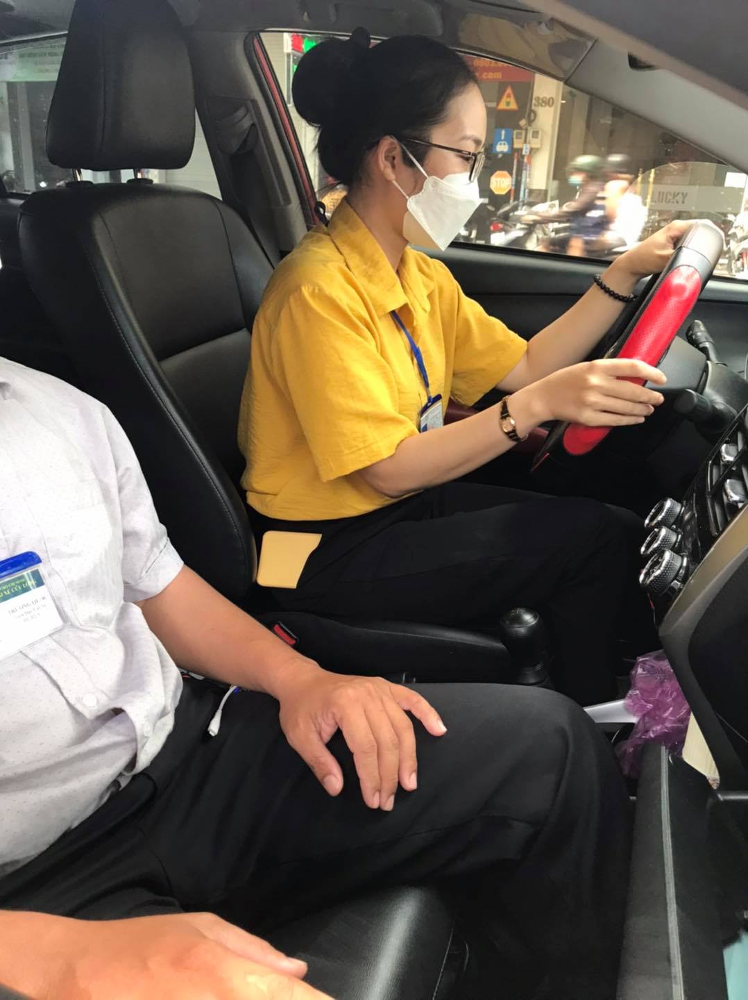 Giáo viên hướng dẫn học viên bổ túc lái xe ô tô trên đường thực tế