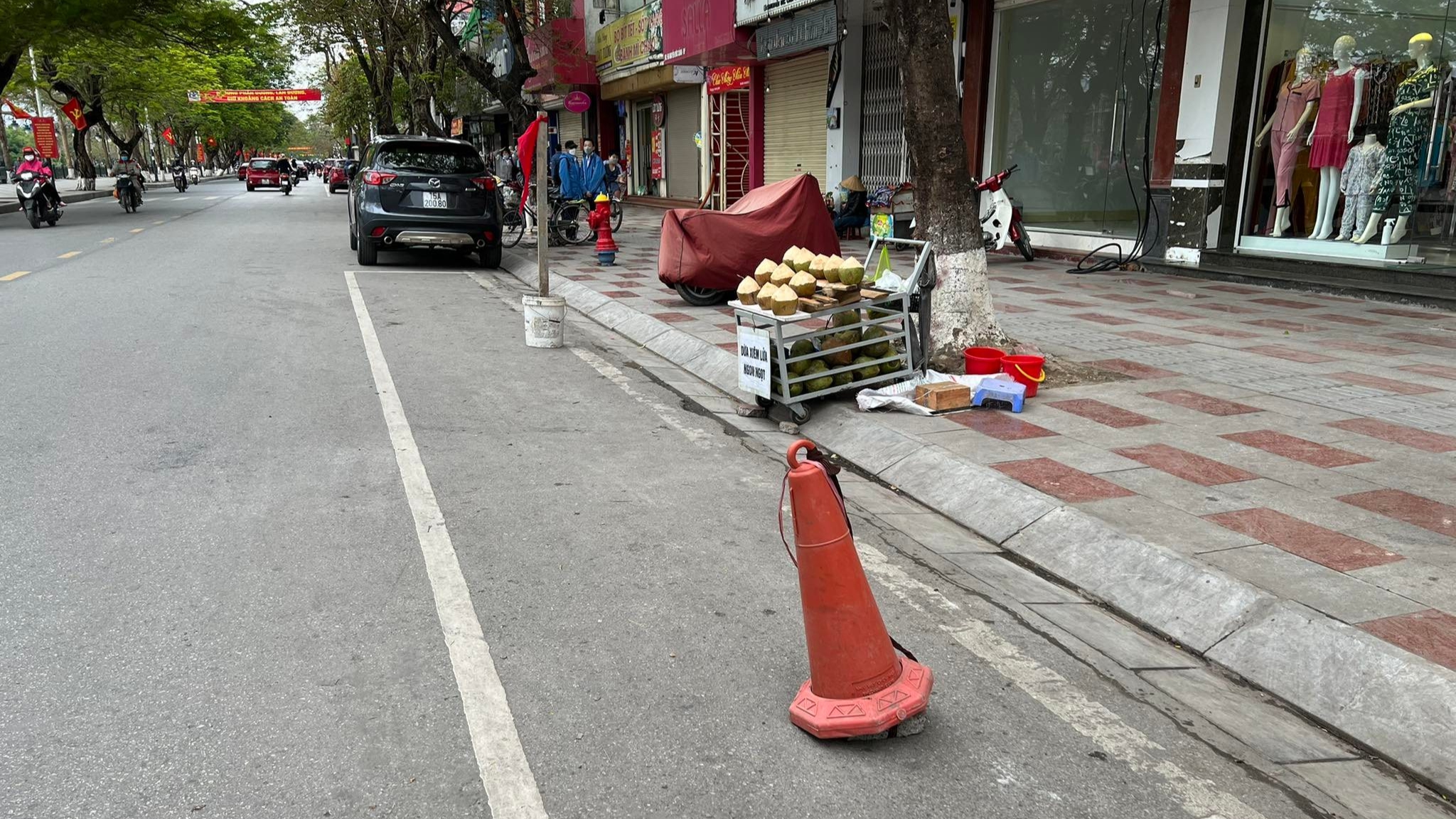 Vật cản trái phép đặt trên lòng đường Nguyễn Đức Cảnh, Hải Phòng, gây khó khăn cho xe ô tô đậu ở đường