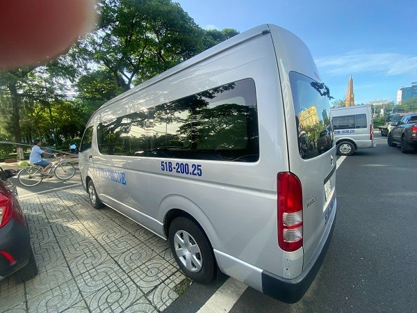 Ô tô được cố định bên trong xe lồng chuyên dụng