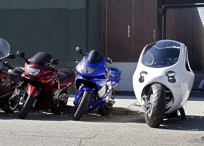 Thiết kế nhỏ gọn nhìn từ bên ngoài của xe ô tô hai bánh LIT Motors C1