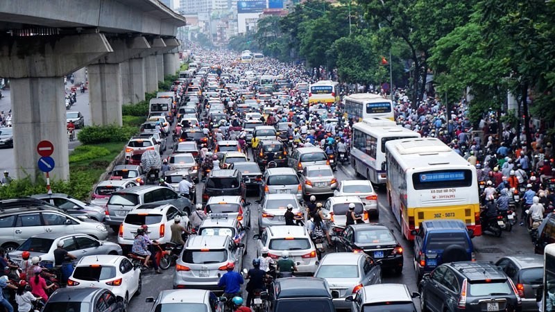 Ô tô xếp hàng trong tình huống tắc đường, bối cảnh thực hành quan trọng trong các bước học lái xe ô tô