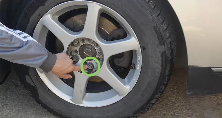 Lốp xe ô tô bị mòn một bên nên đi cân chỉnh lại trục bánh xe cho cân