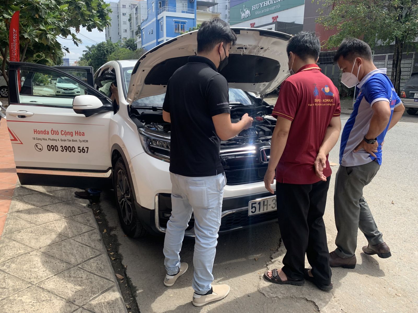 Khách hàng được tư vấn chi tiết trước buổi lái thử xe ô tô