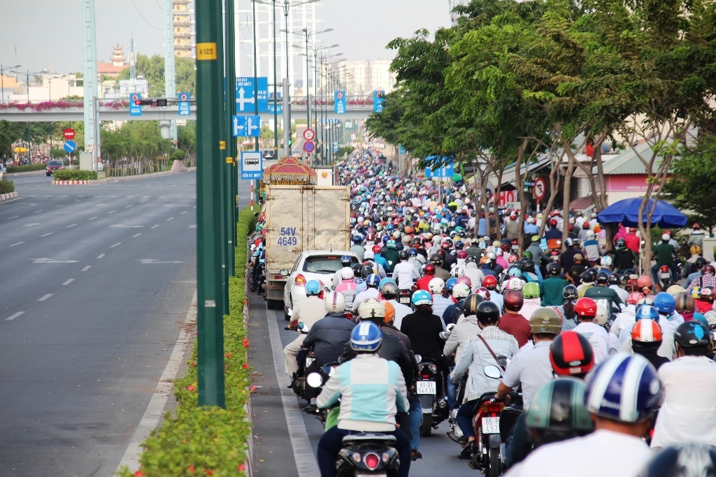 Xe máy đi vào làn đường dành cho ô tô gây ảnh hưởng giao thông