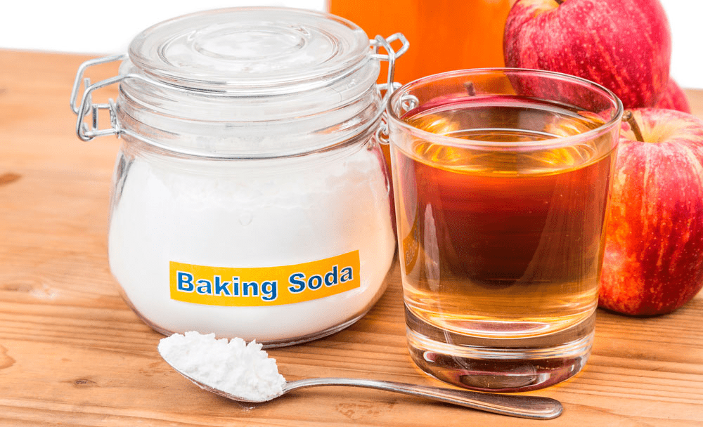 Pha chế hỗn hợp dấm và baking soda để làm sạch xi măng