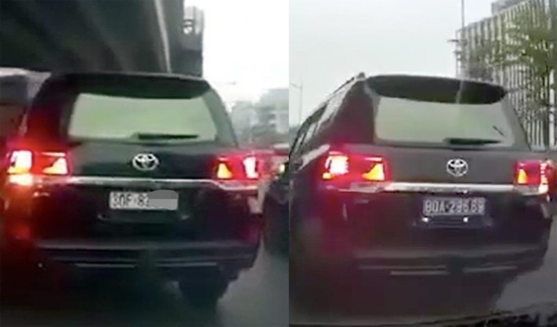 Chiếc Toyota Land Cruiser đang đổi biển số từ trắng sang xanh trên đường phố Hà Nội