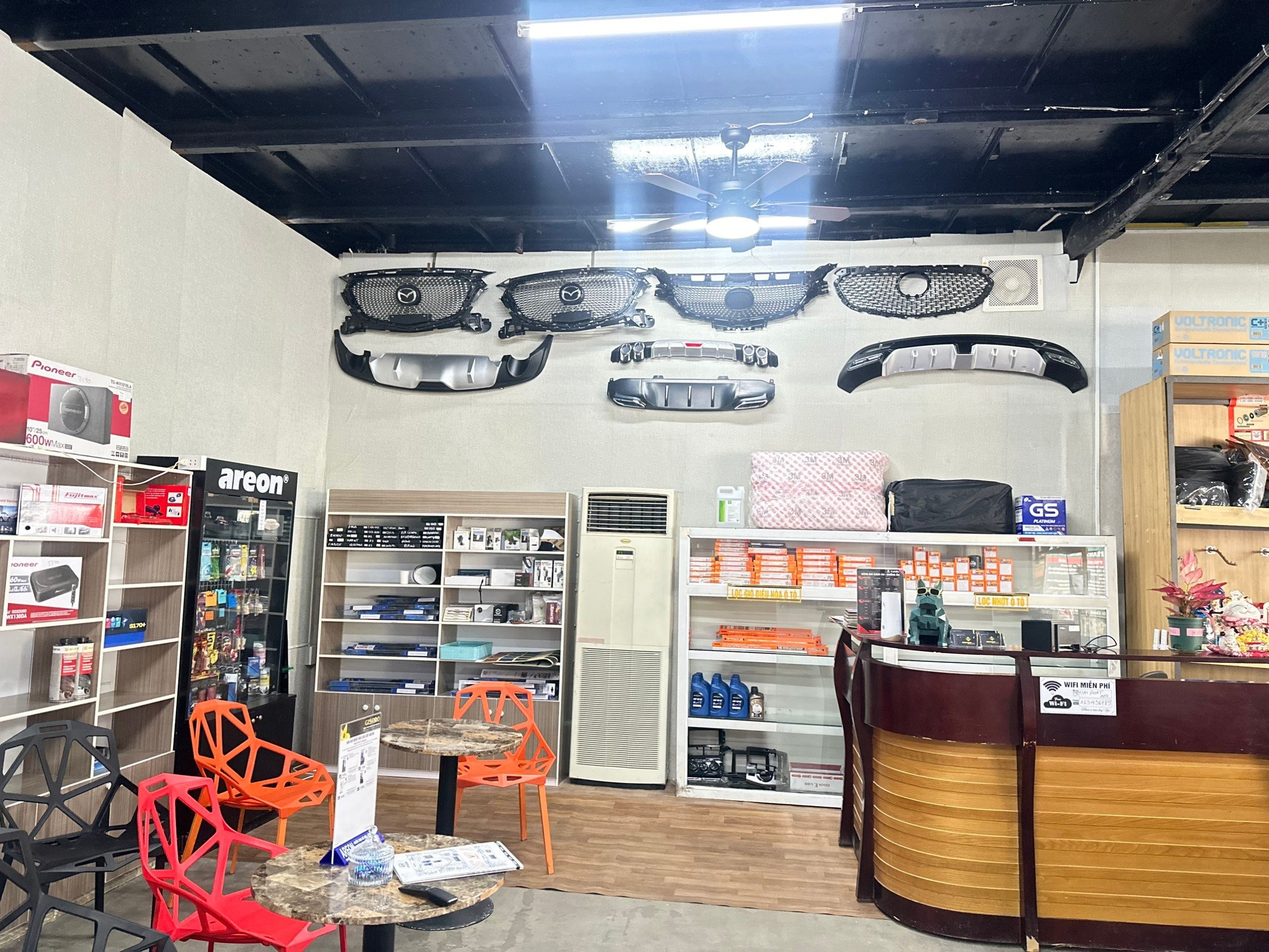 Hình ảnh trưng bày phụ kiện xe hơi