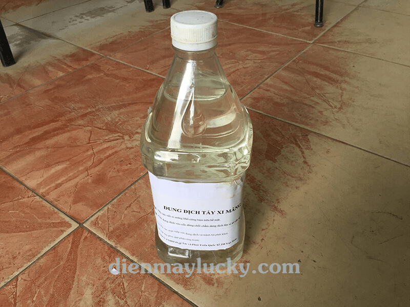 Xịt dung dịch tẩy xi măng lên vết bẩn trên xe