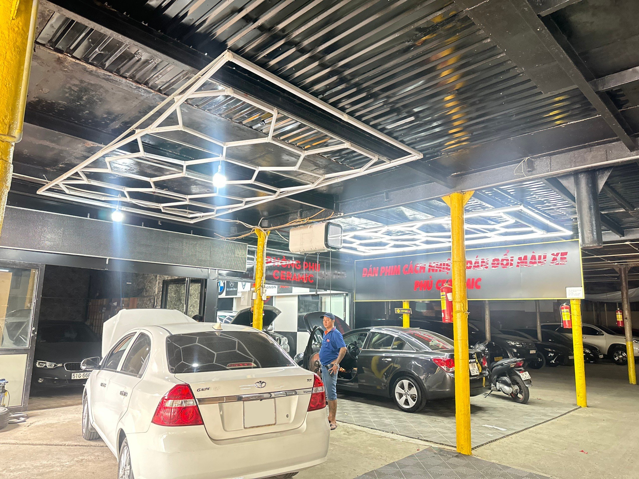 Không gian lắp đặt mặt nạ xe