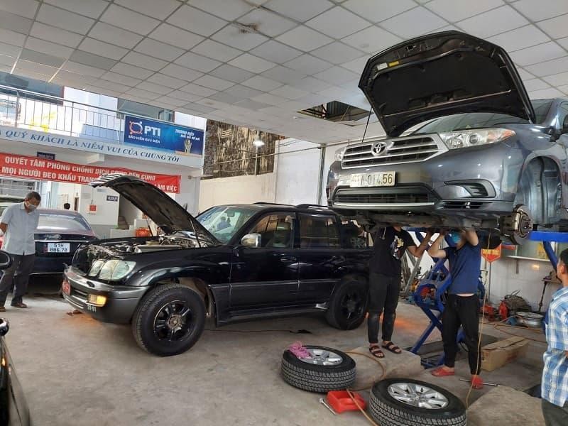 Cận cảnh nội thất xe ô tô đang được lắp đặt một thiết bị điện tử, minh họa công đoạn kỹ thuật trong quy trình chuyên độ xe ô tô TPHCM