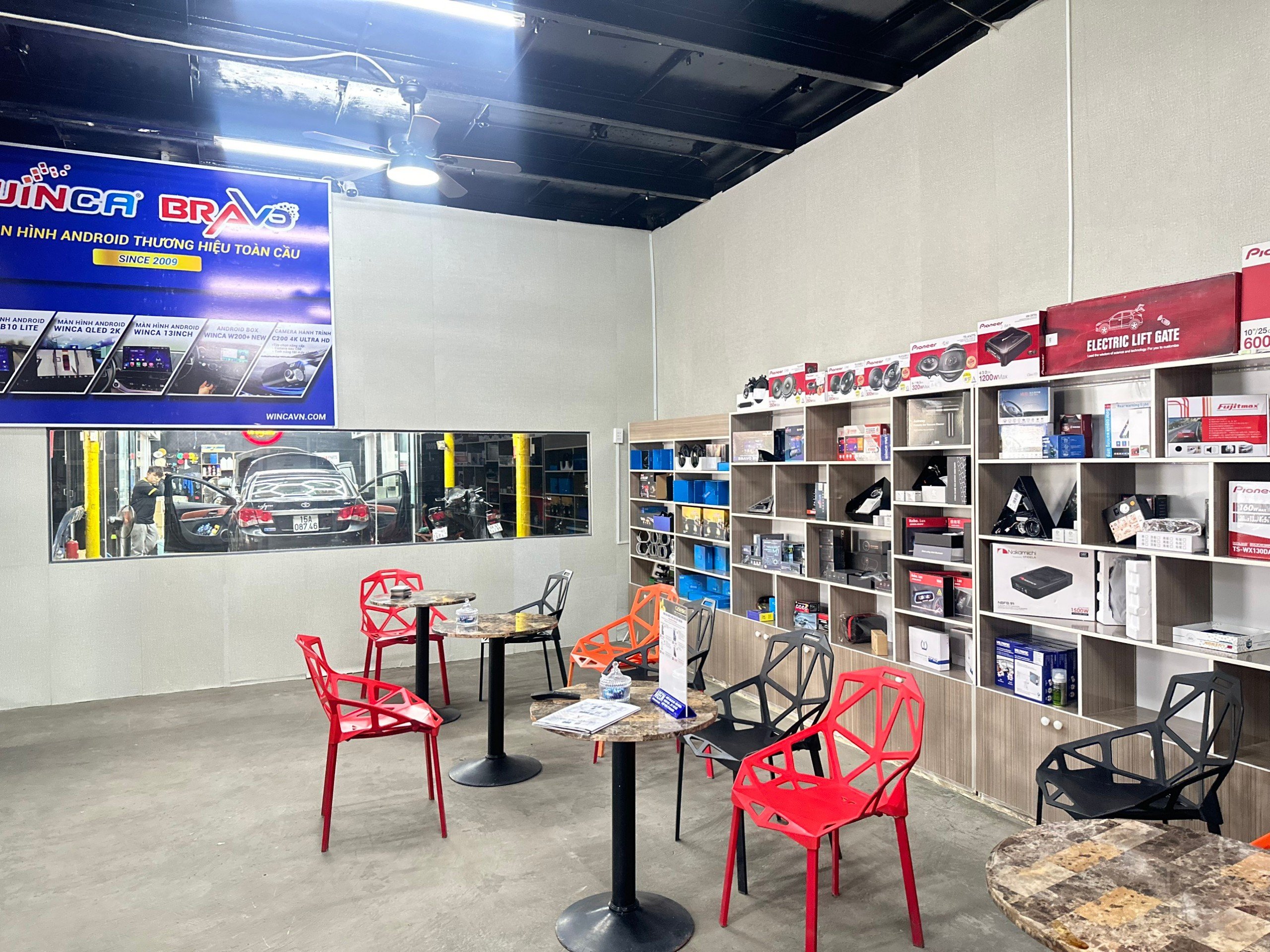 Chi tiết dán decal trên thiết kế xe ô tô Vinfast