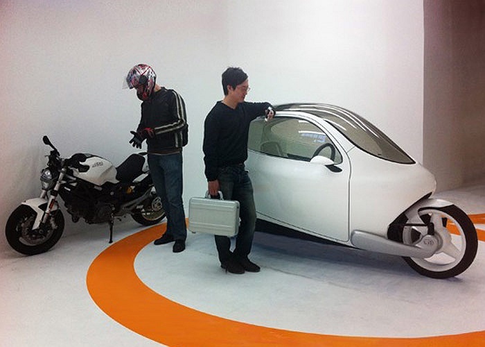 Nội thất tiện nghi với hai ghế ngồi trên xe ô tô hai bánh LIT Motors C1