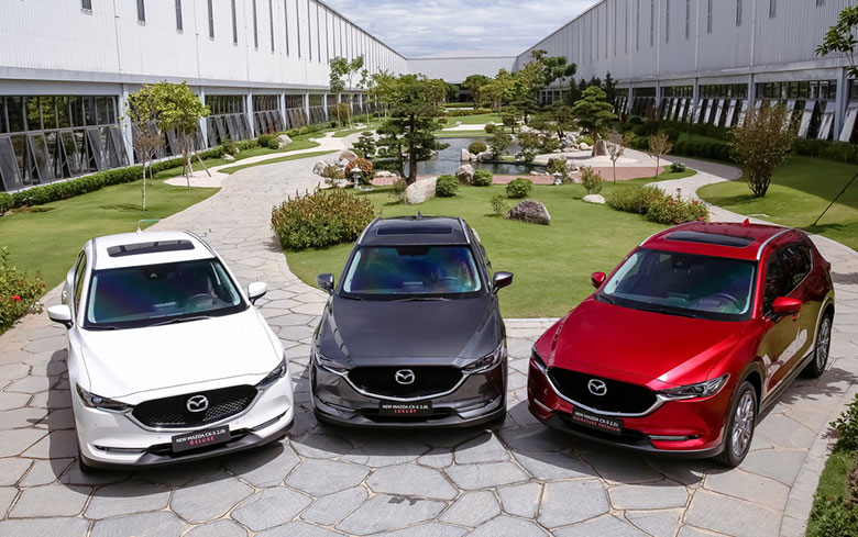 Hình ảnh góc thấp của Mazda CX-5 đời 2020 màu đỏ
