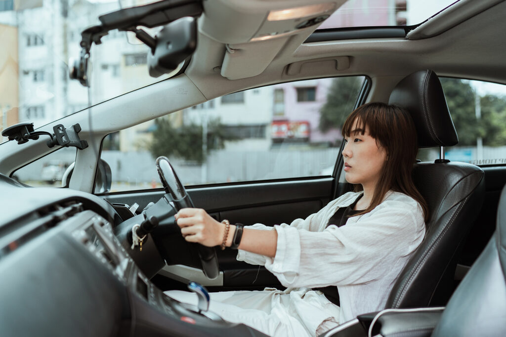 Phụ nữ lái xe ô tô: Hình ảnh minh họa người lái xe nữ