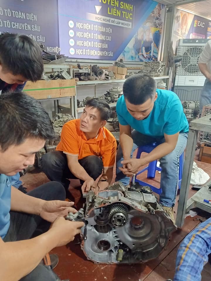 Kỹ Thuật Viên Xe Ô Tô Điện, Xe Hybrid: Khóa Học Chuyên Sâu tại Toyota Okayama