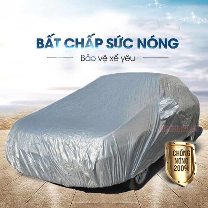 tấm trùm xe ô tô màu trắng phủ trên xe