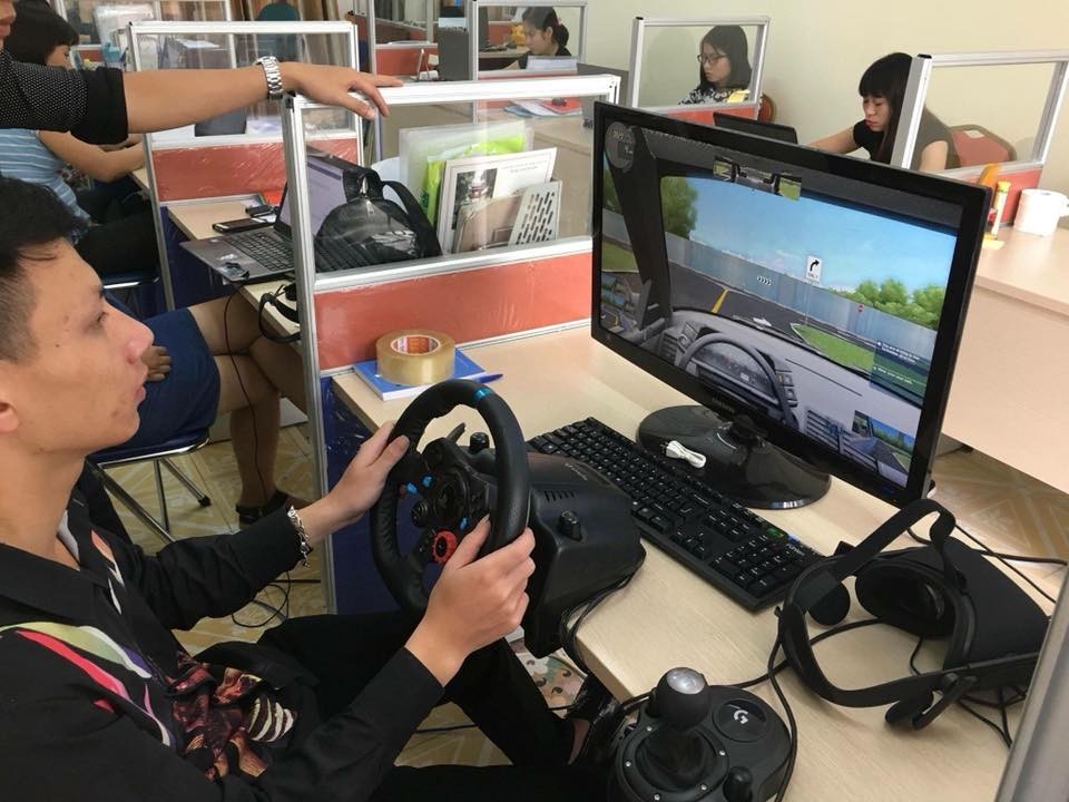 Học viên điều khiển mô hình lái xe ô tô với trang bị giống xe thật